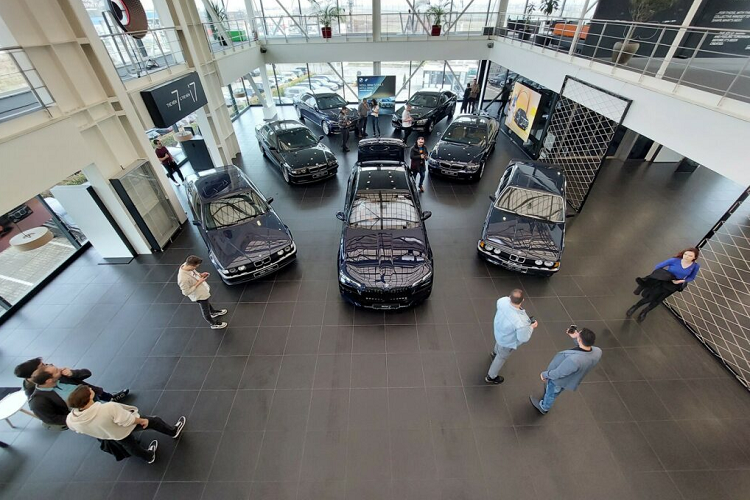 Mẫu xe BMW i7 chạy điện còn đáng chú ý hơn vì có hệ thống dẫn động bốn bánh hai động cơ với công suất kết hợp là 536 mã lực và mô-men xoắn 744 Nm. Thiết lập này cho phép EV đạt tốc độ 96 km/giờ trong 4,5 giây và di chuyển quãng đường lên tới 512 km trong một lần sạc.