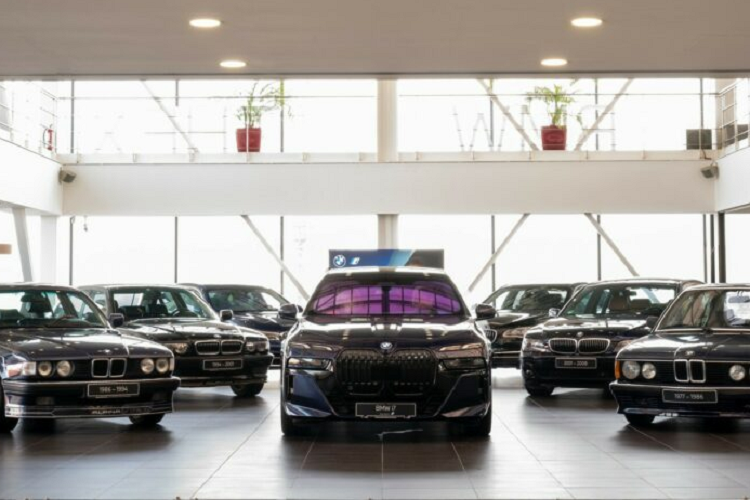 Sự kiện cả dàn xe BMW 7-Series từ cổ chí kim xuất hiện ngoạn mục này, là một phần điểm nhấn được thiết kế để chào mừng màn ra mắt của chiếc xe điện i7 mới ở quốc gia Đông Âu.