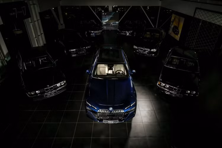 Thành viên mới nhất của gia đình 7-Series và là ngôi sao của buổi trưng bày chính là mẫu thế hệ thứ bảy 760i xDrive.