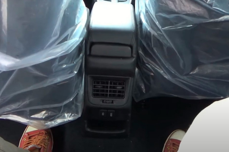 Theo đó, xe được trang bị 6 túi khí và hệ thống cân bằng điện tử tiêu chuẩn ở mọi phiên bản. Riêng hệ thống hỗ trợ đổ đèo chỉ dành cho phiên bản số tự động. Ngoài ra, Suzuki Baleno 2022 còn có cả hệ thống kiểm soát hành trình.