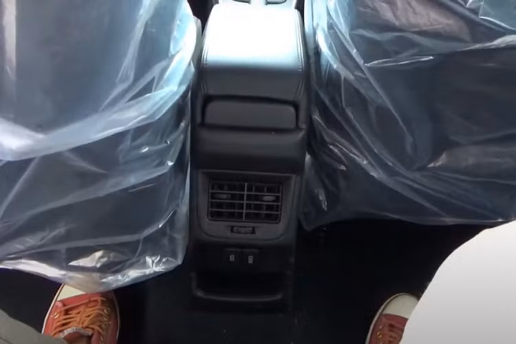 Theo đó, xe được trang bị 6 túi khí và hệ thống cân bằng điện tử tiêu chuẩn ở mọi phiên bản. Riêng hệ thống hỗ trợ đổ đèo chỉ dành cho phiên bản số tự động. Ngoài ra, Suzuki Baleno 2022 còn có cả hệ thống kiểm soát hành trình.