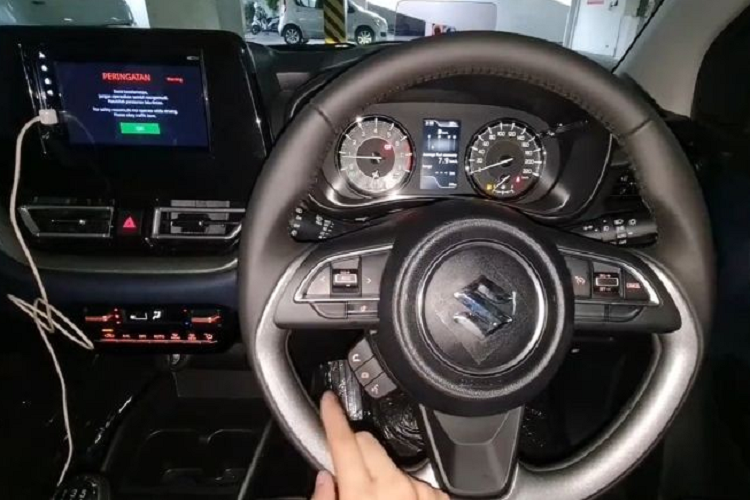 Màn hình này có thể dựng lên hoặc gập xuống theo ý muốn của người lái. Có thể nói, Suzuki Baleno 2022 là mẫu xe hiếm hoi trong phân khúc xe có giá dưới 300 triệu Rupiah (471 triệu đồng) được trang bị màn hình HUD tại thị trường Indonesia.