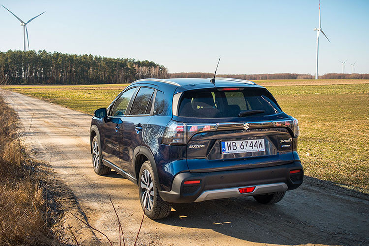 Tại thị trường Anh, mẫu xe crossover Suzuki SX4 S-Cross Hybrid 2023 có 2 bản trang bị là Motion dẫn động 1 cầu và Ultra dẫn động 4 bánh. Ở bản Motion, xe chỉ có 2 chế độ lái là Eco và Standard.