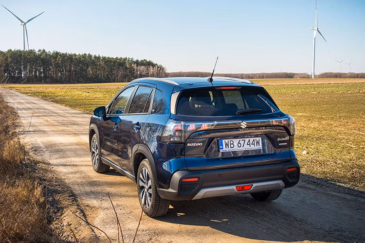 Tại thị trường Anh, mẫu xe crossover Suzuki SX4 S-Cross Hybrid 2023 có 2 bản trang bị là Motion dẫn động 1 cầu và Ultra dẫn động 4 bánh. Ở bản Motion, xe chỉ có 2 chế độ lái là Eco và Standard.