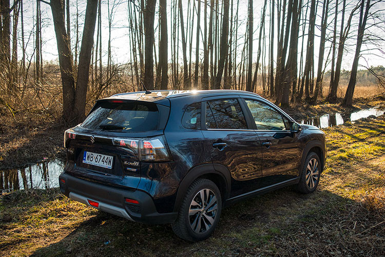 Thể tích khoang hành lý của mẫu SUV hạng B này là 430 lít dù ghế sau không gập xuống. Giá xe Suzuki SX4 S-Cross Hybrid 2023 ở thị trường Anh dao động từ 26.749 - 31.549 Bảng (khoảng 764 - 901 triệu đồng).