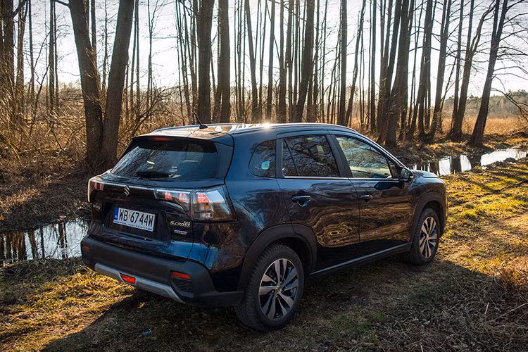 Thể tích khoang hành lý của mẫu SUV hạng B này là 430 lít dù ghế sau không gập xuống. Giá xe Suzuki SX4 S-Cross Hybrid 2023 ở thị trường Anh dao động từ 26.749 - 31.549 Bảng (khoảng 764 - 901 triệu đồng).