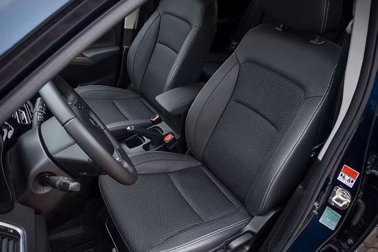 Trong khi đó, Suzuki SX4 S-Cross Hybrid 2023 có kích thước không khác gì phiên bản mild hybrid, bao gồm chiều dài 4.300 mm, chiều rộng 1.785 mm, chiều cao 1.593 mm và chiều dài cơ sở 2.600 mm.