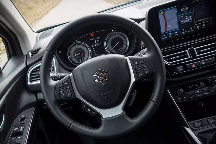 Ngoài ra, mẫu SUV cỡ B này còn những có trang bị an toàn tiêu chuẩn như cảm biến đỗ xe trước/sau, 7 túi khí, hệ thống cảnh báo điểm mù,...