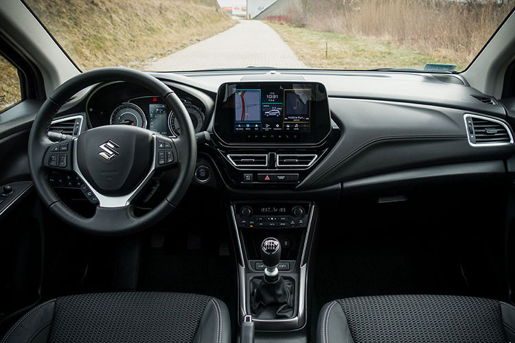 Bên trong nội thất, Suzuki SX4 S-Cross 2023 được trang bị bảng đồng hồ với màn hình đa thông tin 4,2 inch, màn hình cảm ứng trung tâm 7 inch hỗ trợ Apple CarPlay/Android Auto, sưởi ghế trước và hệ thống điều hòa tự động 2 vùng.