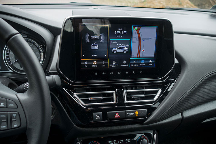 Ở bản Ultra, xe sẽ đi kèm vành hợp kim 17 inch 2 màu thể thao hơn, ghế bọc da, màn hình cảm ứng trung tâm 9 inch, cửa sổ trời toàn cảnh Panorama và camera 360 độ.