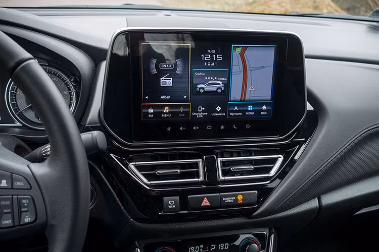 Ở bản Ultra, xe sẽ đi kèm vành hợp kim 17 inch 2 màu thể thao hơn, ghế bọc da, màn hình cảm ứng trung tâm 9 inch, cửa sổ trời toàn cảnh Panorama và camera 360 độ.