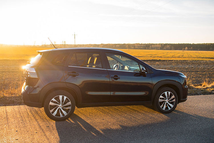 Cụ thể, Suzuki SX4 S-Cross 2023 bản hybrid mới dùng động cơ xăng 4 xi-lanh, hút khí tự nhiên, dung tích 1.5L, tạo ra công suất tối đa 115 mã lực và mô-men xoắn cực đại 138 Nm. Động cơ này kết hợp với mô-tơ điện 24 kWh, 140V và hộp số tự động 6 cấp.