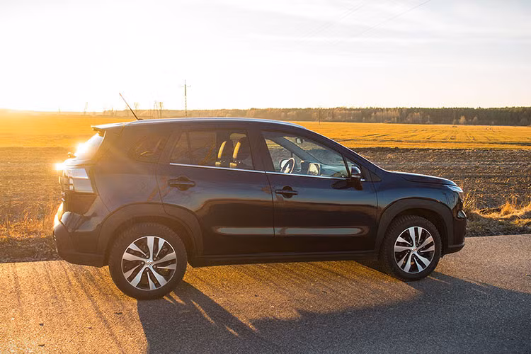 Cụ thể, Suzuki SX4 S-Cross 2023 bản hybrid mới dùng động cơ xăng 4 xi-lanh, hút khí tự nhiên, dung tích 1.5L, tạo ra công suất tối đa 115 mã lực và mô-men xoắn cực đại 138 Nm. Động cơ này kết hợp với mô-tơ điện 24 kWh, 140V và hộp số tự động 6 cấp.