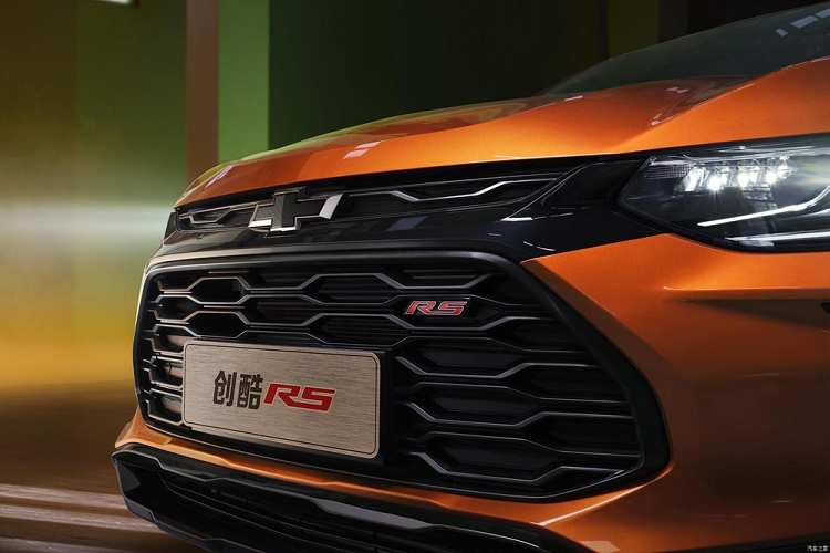 Nằm hai bên lưới tản nhiệt vẫn là cụm đèn pha LED, tích hợp dải đèn LED định vị ban ngày hình chữ "L". Tương tự như vậy, khe gió ở hai góc đầu xe cũng có thiết kế hình chữ "L", đi kèm nẹp mạ crôm.