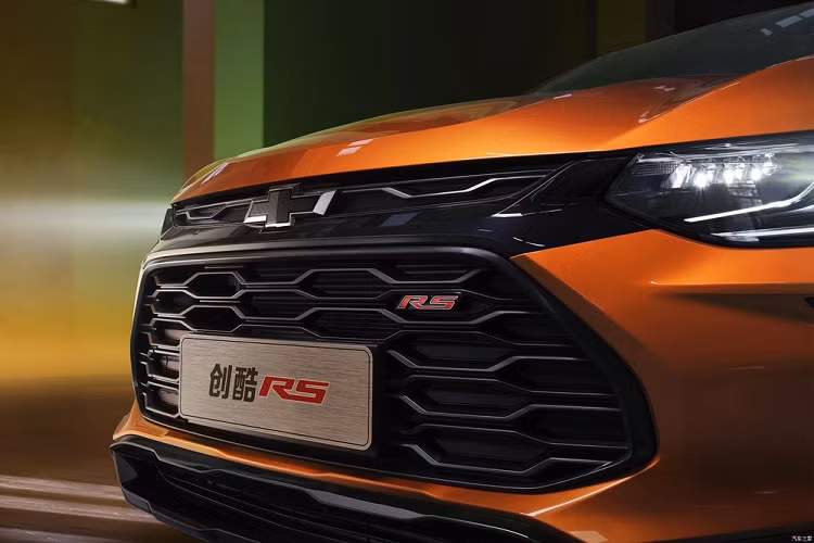 Nằm hai bên lưới tản nhiệt vẫn là cụm đèn pha LED, tích hợp dải đèn LED định vị ban ngày hình chữ "L". Tương tự như vậy, khe gió ở hai góc đầu xe cũng có thiết kế hình chữ "L", đi kèm nẹp mạ crôm.