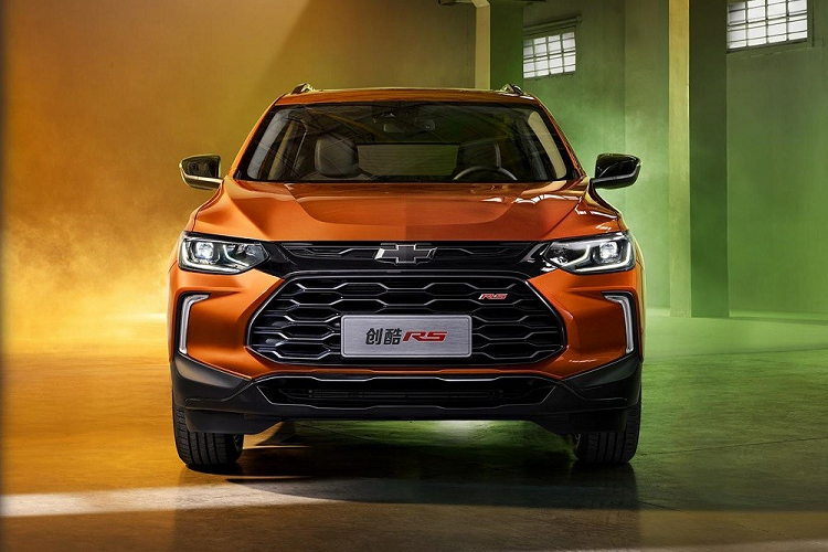 So với phiên bản cũ, Chevrolet Tracker RS 2022 tại Trung Quốc chẳng những thay đổi thiết kế mà còn được bổ sung động cơ mới. Theo đó, xe vẫn được trang bị lưới tản nhiệt chia 2 tầng như trước. Tuy nhiên, lưới tản nhiệt của Chevrolet Tracker RS 2022 đi kèm mắt lưới hình tổ ong thể thao hơn và tích hợp logo "RS" màu đỏ. Ngoài ra, xe còn có hốc gió trung tâm rộng hơn.