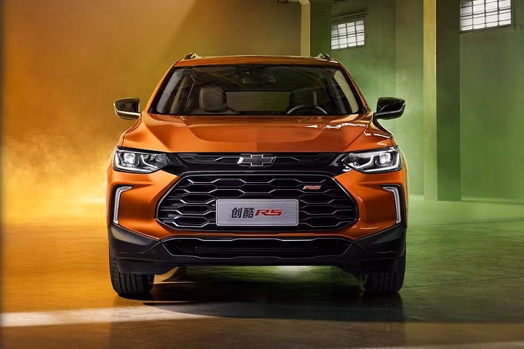 So với phiên bản cũ, Chevrolet Tracker RS 2022 tại Trung Quốc chẳng những thay đổi thiết kế mà còn được bổ sung động cơ mới. Theo đó, xe vẫn được trang bị lưới tản nhiệt chia 2 tầng như trước. Tuy nhiên, lưới tản nhiệt của Chevrolet Tracker RS 2022 đi kèm mắt lưới hình tổ ong thể thao hơn và tích hợp logo "RS" màu đỏ. Ngoài ra, xe còn có hốc gió trung tâm rộng hơn.