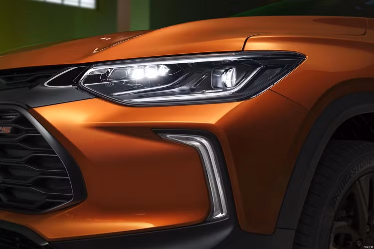 Trong khi đó, thiết kế bên sườn của Chevrolet Tracker RS 2022 không có nhiều thay đổi so với các phiên bản cũ, trừ bộ vành la-zăng. Vành của xe có đường kính 17 inch, được thiết kế 5 chấu và sơn 2 màu tạo cảm giác thể thao. Nẹp thân xe, viền cửa sổ và baga nóc của xe đều được sơn màu đen.