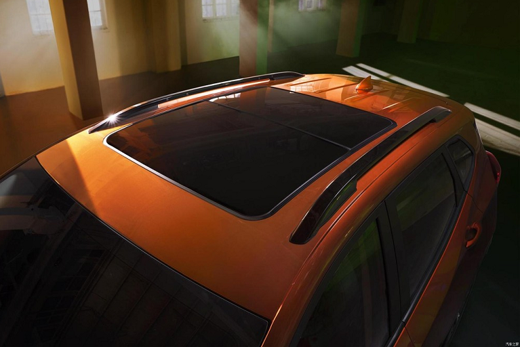 Điểm nhấn còn lại của Chevrolet Tracker RS 2022 nằm ở khối động cơ xăng 4 xi-lanh, tăng áp, dung tích 1.5L mới, tạo ra công suất tối đa 184 mã lực và mô-men xoắn cực đại 250 Nm. Động cơ kết hợp với hộp số biến thiên vô cấp CVT, cho phép xe tăng tốc từ 0-100 km/h trong thời gian 7,8 giây. Trong khi đó, phiên bản cũ của Chevrolet Tracker dùng 2 động cơ xăng tăng áp, dung tích 1.0L và 1.3L. Hai động cơ này tạo ra công suất tối đa lần lượt là 115 mã lực và 165 mã lực. 