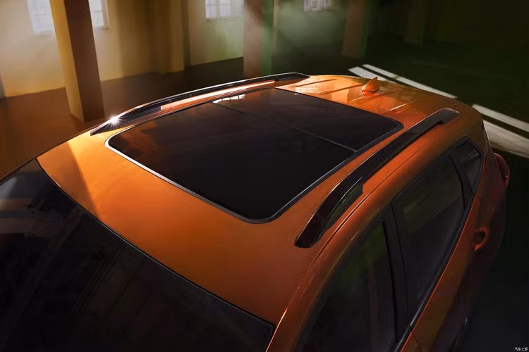 Điểm nhấn còn lại của Chevrolet Tracker RS 2022 nằm ở khối động cơ xăng 4 xi-lanh, tăng áp, dung tích 1.5L mới, tạo ra công suất tối đa 184 mã lực và mô-men xoắn cực đại 250 Nm. Động cơ kết hợp với hộp số biến thiên vô cấp CVT, cho phép xe tăng tốc từ 0-100 km/h trong thời gian 7,8 giây. Trong khi đó, phiên bản cũ của Chevrolet Tracker dùng 2 động cơ xăng tăng áp, dung tích 1.0L và 1.3L. Hai động cơ này tạo ra công suất tối đa lần lượt là 115 mã lực và 165 mã lực. 