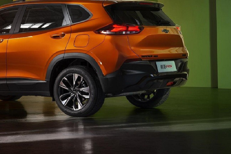 Xe vẫn sở hữu chiều dài 4.270 mm, rộng 1.791 mm, cao 1.602 - 1.618 - 1.627 mm và chiều dài cơ sở 2.570 mm. Hiện hình ảnh nội thất của mẫu SUV cỡ B này chưa được hé lộ. Chỉ biết rằng, xe sẽ được trang bị cửa sổ trời toàn cảnh Panorama.