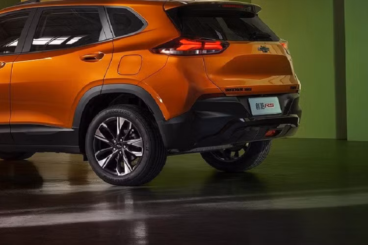 Xe vẫn sở hữu chiều dài 4.270 mm, rộng 1.791 mm, cao 1.602 - 1.618 - 1.627 mm và chiều dài cơ sở 2.570 mm. Hiện hình ảnh nội thất của mẫu SUV cỡ B này chưa được hé lộ. Chỉ biết rằng, xe sẽ được trang bị cửa sổ trời toàn cảnh Panorama.