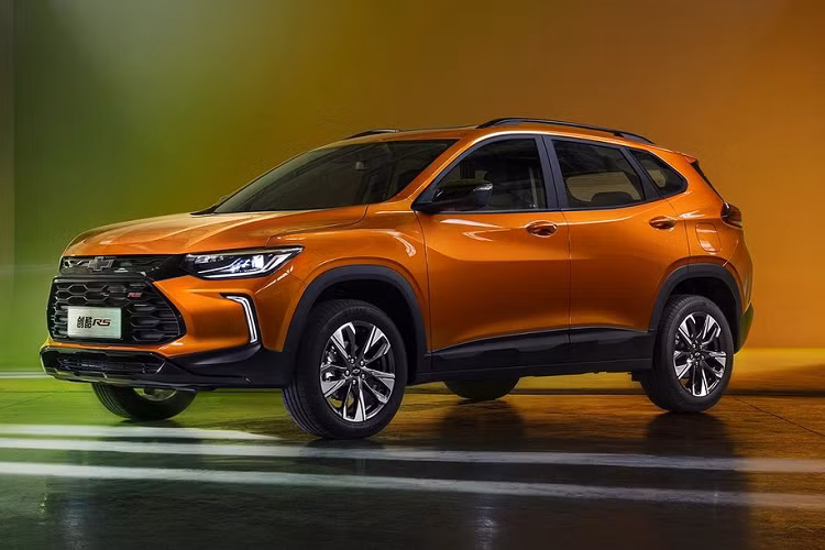 Chevrolet Tracker là mẫu SUV hạng B đã lần đầu tiên trình làng tại thị trường Trung Quốc vào hồi tháng 4/2019 như sản phẩm thay thế đàn anh Trax. Sau 3 năm, mẫu xe này chuẩn bị được bổ sung phiên bản RS mới. Trước thời điểm đó, hãng xe Mỹ đã tung ra những hình ảnh chính thức đầu tiên của Chevrolet Tracker RS 2022 mới tại Trung Quốc.