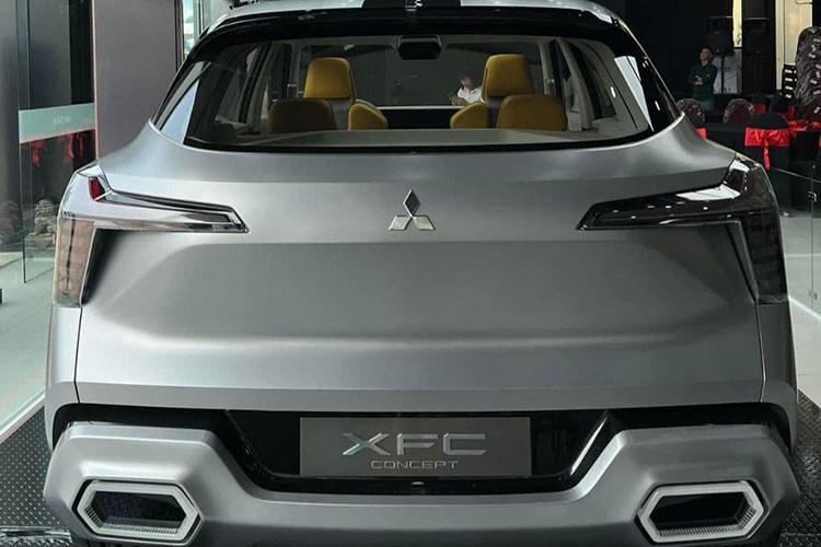 Dải ốp tiết trang trí hình lục giác tạo cảm giác đồng bộ với thiết kế phần đầu xe. Trong khi đó, bộ mâm la-zăng sáng bóng với kích cỡ "siêu to khổng lồ" giúp đem lại vẻ mạnh mẽ và năng động của XFC concept. Đuôi xe cũng được tích hợp cụm đèn báo phanh phía sau dạng T-shape tạo điểm nhấn hiện đại và sự đồng bộ với thiết kế đầu xe.