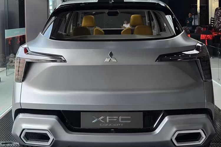 Dải ốp tiết trang trí hình lục giác tạo cảm giác đồng bộ với thiết kế phần đầu xe. Trong khi đó, bộ mâm la-zăng sáng bóng với kích cỡ "siêu to khổng lồ" giúp đem lại vẻ mạnh mẽ và năng động của XFC concept. Đuôi xe cũng được tích hợp cụm đèn báo phanh phía sau dạng T-shape tạo điểm nhấn hiện đại và sự đồng bộ với thiết kế đầu xe.