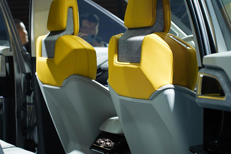 Khoảng sáng gầm cao cùng với bốn chế độ lái (Bình thường, Đường sỏi đá, Đường bùn lầy, và Đường trơn trượt), Mitsubishi XFC concept mang đến những trải nghiệm đáng nhớ, an toàn, ổn định trong mọi điều kiện thời tiết và đường sá khác nhau. Nhiều khách hàng tỏ ra quan tâm, thích thú trước mẫu SUV mới tinh của nhà Mitsubishi. Một số lại tỏ ra ngạc nhiên trước những công nghệ, tiện ích mà chiếc xe này sở hữu.