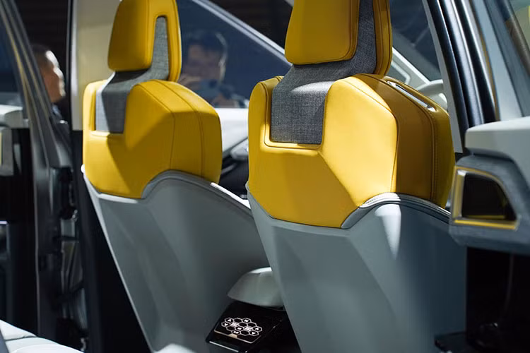 Khoảng sáng gầm cao cùng với bốn chế độ lái (Bình thường, Đường sỏi đá, Đường bùn lầy, và Đường trơn trượt), Mitsubishi XFC concept mang đến những trải nghiệm đáng nhớ, an toàn, ổn định trong mọi điều kiện thời tiết và đường sá khác nhau. Nhiều khách hàng tỏ ra quan tâm, thích thú trước mẫu SUV mới tinh của nhà Mitsubishi. Một số lại tỏ ra ngạc nhiên trước những công nghệ, tiện ích mà chiếc xe này sở hữu.