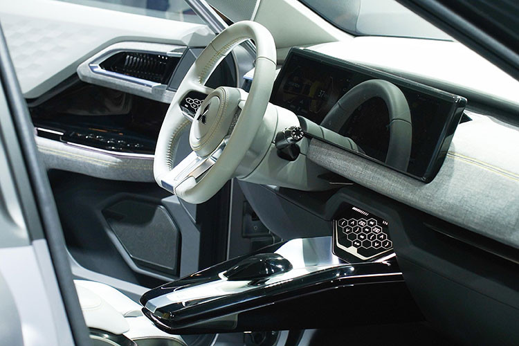 Mặc dù là mẫu SUV cỡ nhỏ, Mitsubishi XFC concept mang đến không gian nội thất rộng rãi. Đặc biệt, khách hàng sẽ được trải nghiệm không gian để chân ở hàng ghế sau thoải mái hàng đầu phân khúc. Hơn thế nữa, mọi người trên xe đều có thể cảm nhận sự an toàn, vững tâm nhờ hệ thống kiểm soát ổn định xe trên mặt đường trơn trượt và trải nghiệm tiện nghi chất lượng cao.