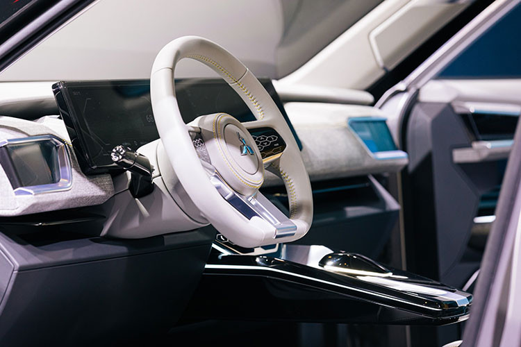 Bên trong khoang nội thất, Mitsubishi XFC Concept gây ấn tượng nhờ sự tối giản, hiện đại và trẻ trung với ba màn hình hiển thị đối diện hành khách. Trong đó, bảng điều khiển trung tâm có kích thước rất lớn, được thiết kế trải rộng vắt ngang bảng táp-lô.