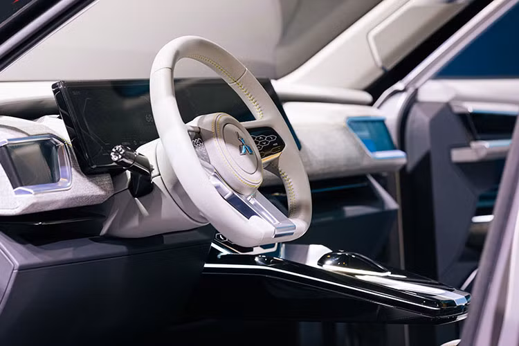 Bên trong khoang nội thất, Mitsubishi XFC Concept gây ấn tượng nhờ sự tối giản, hiện đại và trẻ trung với ba màn hình hiển thị đối diện hành khách. Trong đó, bảng điều khiển trung tâm có kích thước rất lớn, được thiết kế trải rộng vắt ngang bảng táp-lô.