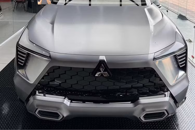 Dọc thân xe, cặp gương chiếu hậu đã được tối giản hoàn toàn nhờ tích hợp cụm camera. Các hốc bánh trước và bánh sau được tạo hình sắc bén bằng những đường gân dập nổi cá tính, khỏe khoắn dọc thân xe. Cửa xe được dập chìm nổi tạo thành những mảng màu tương phản cực kỳ ấn tượng