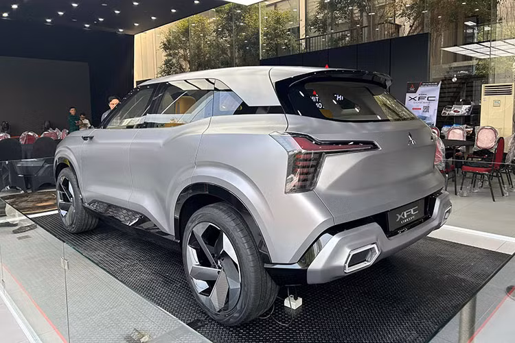 Cụm đèn chiếu sáng phía trước L-shaped ở phần phía trên được bố trí liền lạc với những dải đèn chiếu sáng ban ngày chạy song song phía dưới, tạo thành thiết kế tổng thể T-shape rất ấn tượng và bắt mắt ngay từ cái nhìn đầu tiên. Phía bên dưới, cặp đèn sương mù LED hình lục giác tô điểm cực kỳ đậm nét cho tấm cản trước góc cạnh, tăng thêm dáng vẻ hầm hố, khỏe khoắn và hiện đại cho mẫu concept SUV Mitsubishi XFC cỡ nhỏ.
