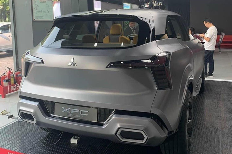 Được các đại lý cũng đã bắt đầu nhận cọc dành cho mẫu SUV cỡ B này từ ngày 26/10 tại trang web Mitsubishi Việt Nam. Theo nhân viên tư vấn bán hàng tại đại lý, giá xe Mitsubishi XFC 2023 dự kiến dao động từ hơn 600 triệu đồng đến hơn 700 triệu đồng, tương đồng với những mẫu xe cùng phân khúc như Kia Seltos và Hyundai Creta. Thời gian giao xe cho khách sẽ là năm tài khóa 2023 (từ tháng 4/2023 - 4/2024).