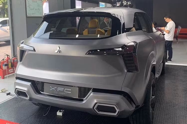 Được các đại lý cũng đã bắt đầu nhận cọc dành cho mẫu SUV cỡ B này từ ngày 26/10 tại trang web Mitsubishi Việt Nam. Theo nhân viên tư vấn bán hàng tại đại lý, giá xe Mitsubishi XFC 2023 dự kiến dao động từ hơn 600 triệu đồng đến hơn 700 triệu đồng, tương đồng với những mẫu xe cùng phân khúc như Kia Seltos và Hyundai Creta. Thời gian giao xe cho khách sẽ là năm tài khóa 2023 (từ tháng 4/2023 - 4/2024).