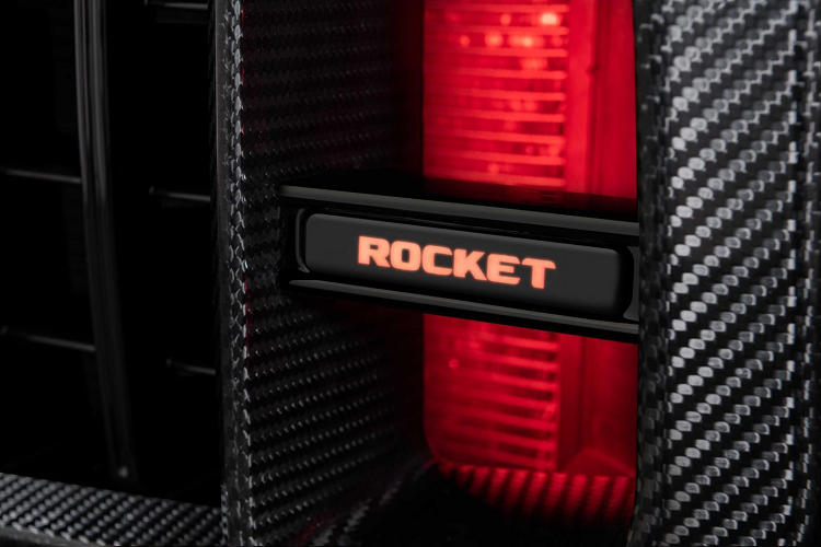 Với sức mạnh kinh khủng kể trên đã giúp quái vật Brabus 900 Rocket Edition chỉ mất thời gian chưa tới 3,7 giây để đua nước rút từ vị trí xuất phát lên 100 km/h trước khi đạt vận tốc tối đa 280 km/h, các thông số này trên xe Mercedes-AMG G63 là 4,5 giây và 220 km/h. Riêng phần động cơ xe đã được tích hợp vào lưới tản nhiệt carbon màu đỏ