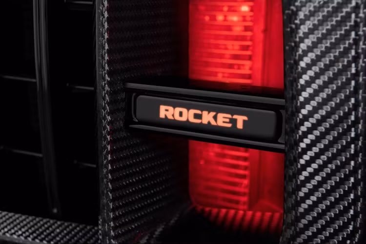 Với sức mạnh kinh khủng kể trên đã giúp quái vật Brabus 900 Rocket Edition chỉ mất thời gian chưa tới 3,7 giây để đua nước rút từ vị trí xuất phát lên 100 km/h trước khi đạt vận tốc tối đa 280 km/h, các thông số này trên xe Mercedes-AMG G63 là 4,5 giây và 220 km/h. Riêng phần động cơ xe đã được tích hợp vào lưới tản nhiệt carbon màu đỏ