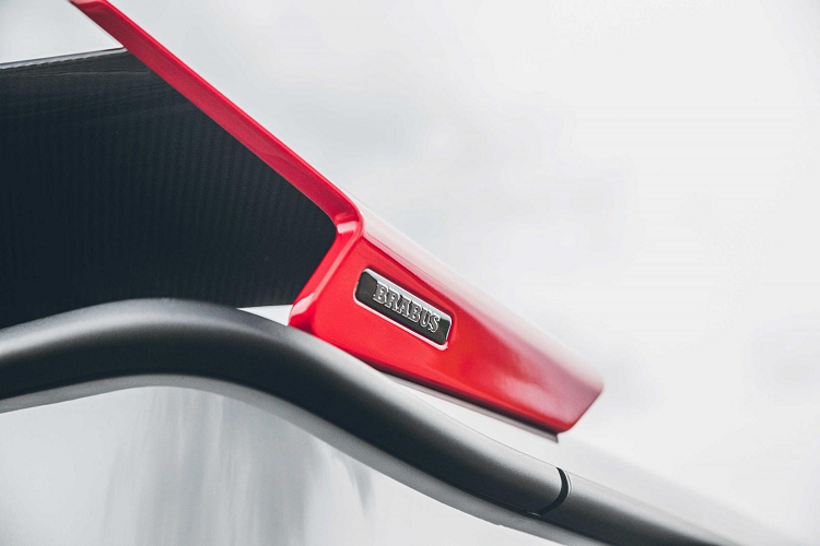 Ngoại hình hầm hố với hàng loạt các đồ chơi mới được bổ sung như nắp capô có 2 khe thoát khí cỡ lớn, các hốc gió trước đầu xe được mở rộng và thêm dải LED, vòm bánh xe mở rộng và gia cố bằng carbon, ống xả thể thao được Brabus thiết kế riêng cho sức mạnh 887 con ngựa của xe, phía sau có cánh gió mui khổng lồ và quan trọng nhất là bánh xe kích thước khủng 24 inch.