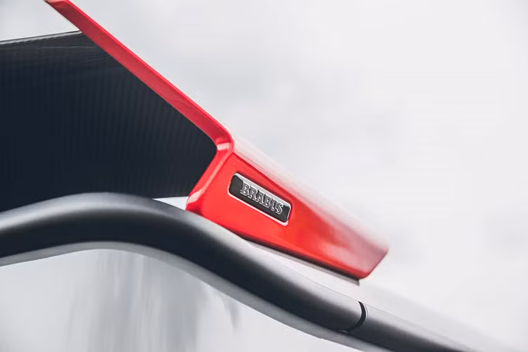 Ngoại hình hầm hố với hàng loạt các đồ chơi mới được bổ sung như nắp capô có 2 khe thoát khí cỡ lớn, các hốc gió trước đầu xe được mở rộng và thêm dải LED, vòm bánh xe mở rộng và gia cố bằng carbon, ống xả thể thao được Brabus thiết kế riêng cho sức mạnh 887 con ngựa của xe, phía sau có cánh gió mui khổng lồ và quan trọng nhất là bánh xe kích thước khủng 24 inch.