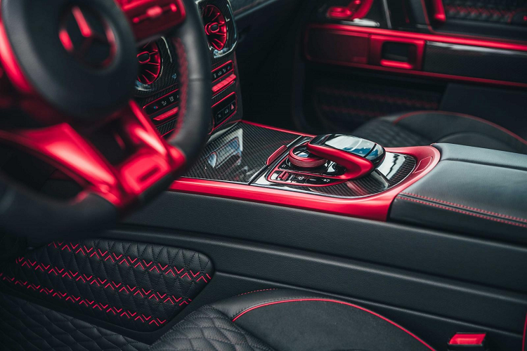 Khách hàng khi chọn mua xe Brabus 900 Rocket Edition có thể lựa chọn 1 trong 2 màu ngoại thất là xám Stealth hoặc đen Signature nhưng nếu thích màu hồng hay xanh nước biển, đừng lo, hãng Brabus sẽ không phụ lòng bạn.