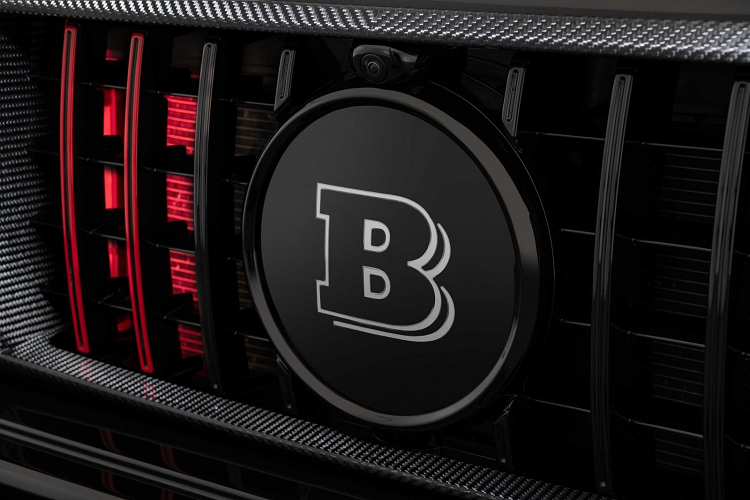 Vẫn sử dụng khối động cơ V8 của xe Mercedes-AMG G63 nhưng hãng độ Brabus đã áp dụng dung tích xi-lanh 4.5 lít, thêm vào đó là bộ tăng áp, đường ống dẫn xuống cỡ 3 inch và đồng thời tinh chỉnh lại hệ thống phun nhiên liệu, đánh lửa cũng như tăng mức điều khiển áp suất của ECU để giúp xe 900 Rocket Edition bơm ra công suất tối đa 887 mã lực, cao hơn 310 mã lực so với xe Mercedes-AMG G63. Còn mô-men xoắn cực đại được tăng thêm 400 Nm lên mức 1.250 Nm