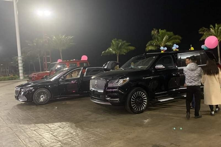 Phân khúc dưới 6 tỷ đồng còn có Toyota Land Cruiser cùng một loạt xe SUV của Mercedes-Benz và Toyota Corolla Cross trên 5 xe cũng như Huyndai i10 vài chiếc. Số xe này được thông tin là quà thưởng tết của doanh nghiệp Quảng Ninh nhưng thực tế lại không phải vậy.