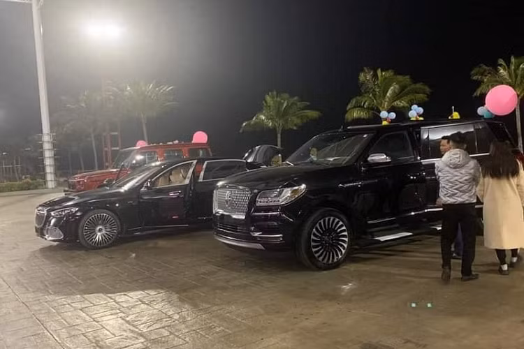 Phân khúc dưới 6 tỷ đồng còn có Toyota Land Cruiser cùng một loạt xe SUV của Mercedes-Benz và Toyota Corolla Cross trên 5 xe cũng như Huyndai i10 vài chiếc. Số xe này được thông tin là quà thưởng tết của doanh nghiệp Quảng Ninh nhưng thực tế lại không phải vậy.