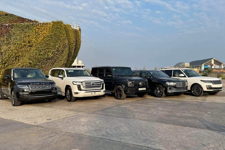 Ngoài trên 12 chiếc xe Mercedes-Benz, Toyota Corolla Cross và Huyndai i10, dàn xe còn lại được trưng bày trong sự kiện của công ty này đã gây choáng ngợp cộng đồng mạng.