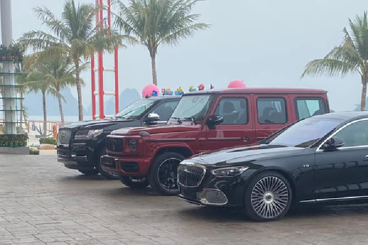 Không quá khó để bắt gặp đến 3 chiếc xe Range Rover thế hệ mới, 2 chiếc xe Mercedes-AMG G63 trong đó 1 xe đã có biển số Hà Nội, xe còn lại mang màu đỏ chưa được đăng ký.