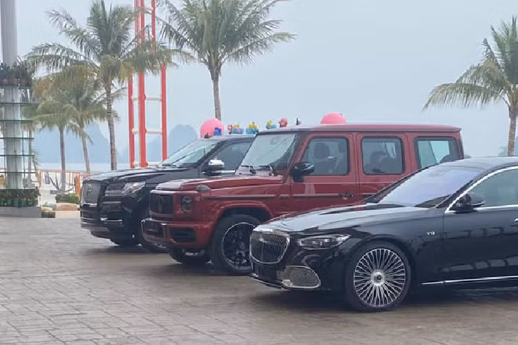 Không quá khó để bắt gặp đến 3 chiếc xe Range Rover thế hệ mới, 2 chiếc xe Mercedes-AMG G63 trong đó 1 xe đã có biển số Hà Nội, xe còn lại mang màu đỏ chưa được đăng ký.