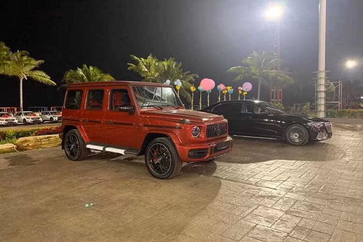 Chưa dưng lại đó, doanh nghiệp này còn mua 1 chiếc SUV siêu sang Bentley Bentayga có giá thấp nhất phải trên 18 tỷ đồng, Lincoln Navigator L Black Label giá trên 8,7 tỷ đồng và đắt đỏ và thuộc diện hàng hiếm có phải kể đến xe siêu sang Mercedes-Maybach S680 ước tính có khoảng 3 chiếc đang xuất hiện tại dải đất hình chữ S và chiếc xe ở tỉnh Quảng Ninh có giá trên 23 tỷ đồng.